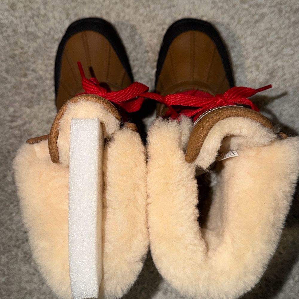 UGG Adirondack II Lace Up Boots. Never Worn. Size 8 - Picture 4 of 8